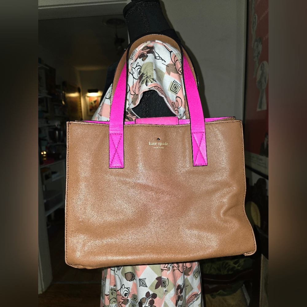 LEATHER KATE SPADE PURSE HANDBAG. SEE PICS FOR MEASUREMENTS AND SCUFFS ON CLOSUR